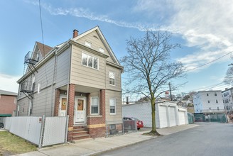 7 Jones Ave in Chelsea, MA - Foto de edificio - Building Photo