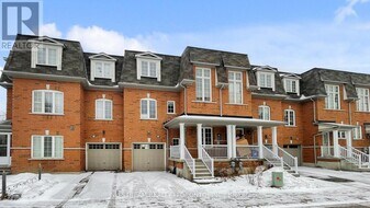 15 Old Colony Rd in Richmond Hill, ON - Building Photo