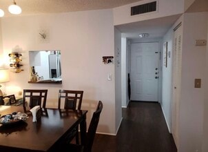 7900 NW 50th St, Unit 205 in Lauderhill, FL - Foto de edificio - Building Photo