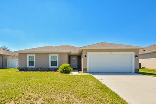 42 Magnolia Ln in Poinciana, FL - Building Photo