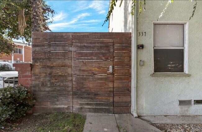 337 Lime Ave, Unit 8 in Long Beach, CA - Foto de edificio - Building Photo