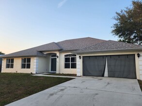 245 SW Tulip Blvd in Port St. Lucie, FL - Building Photo - Building Photo
