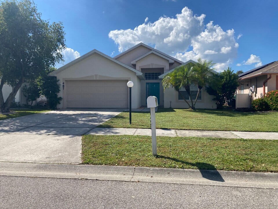 487 Winwood Ct in Port Charlotte, FL - Building Photo