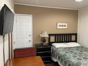 15340 Hart St, Unit ComfyStudio in Van Nuys, CA - Building Photo - Building Photo