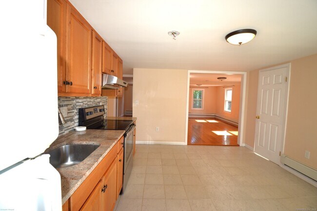 23-25 Railroad Ave-Unit -#25 in Farmington, CT - Building Photo - Building Photo