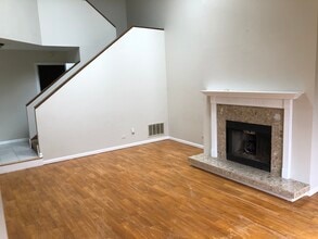 909 Suffolk Ct in Libertyville, IL - Building Photo - Building Photo