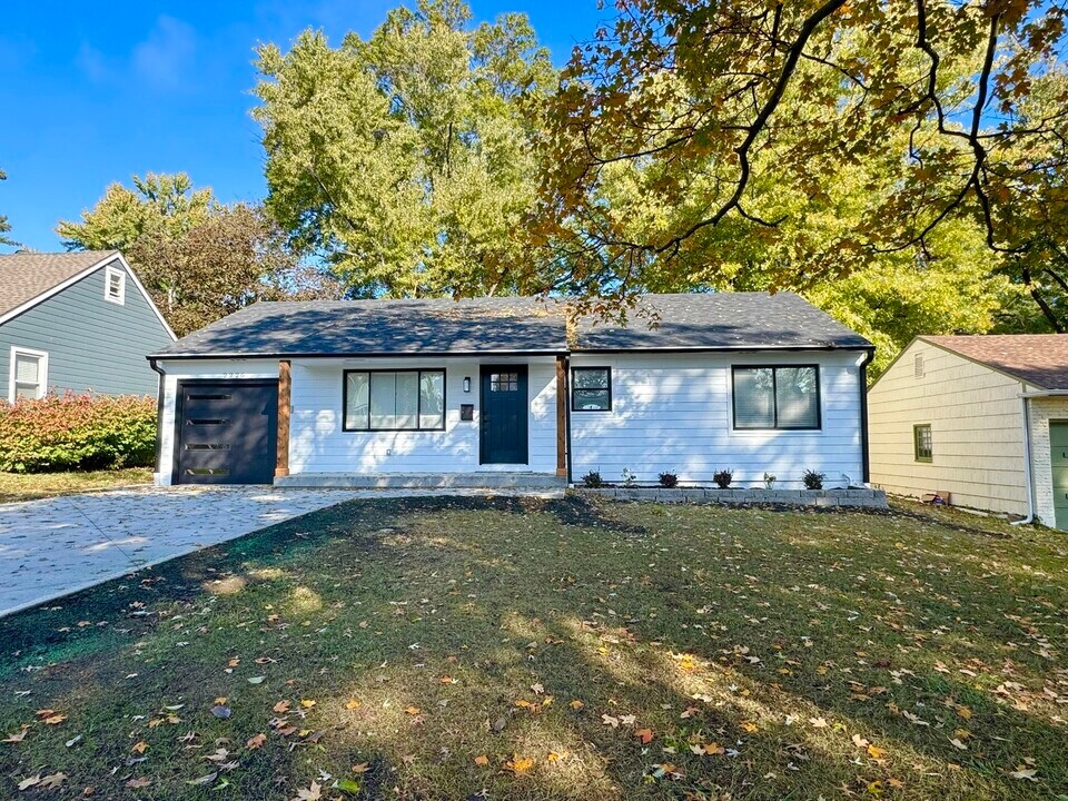 2226 W 74th Terrace in Prairie Village, KS - Building Photo
