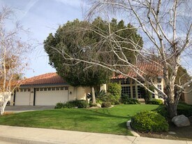 310 Via Rosario in Bakersfield, CA - Building Photo