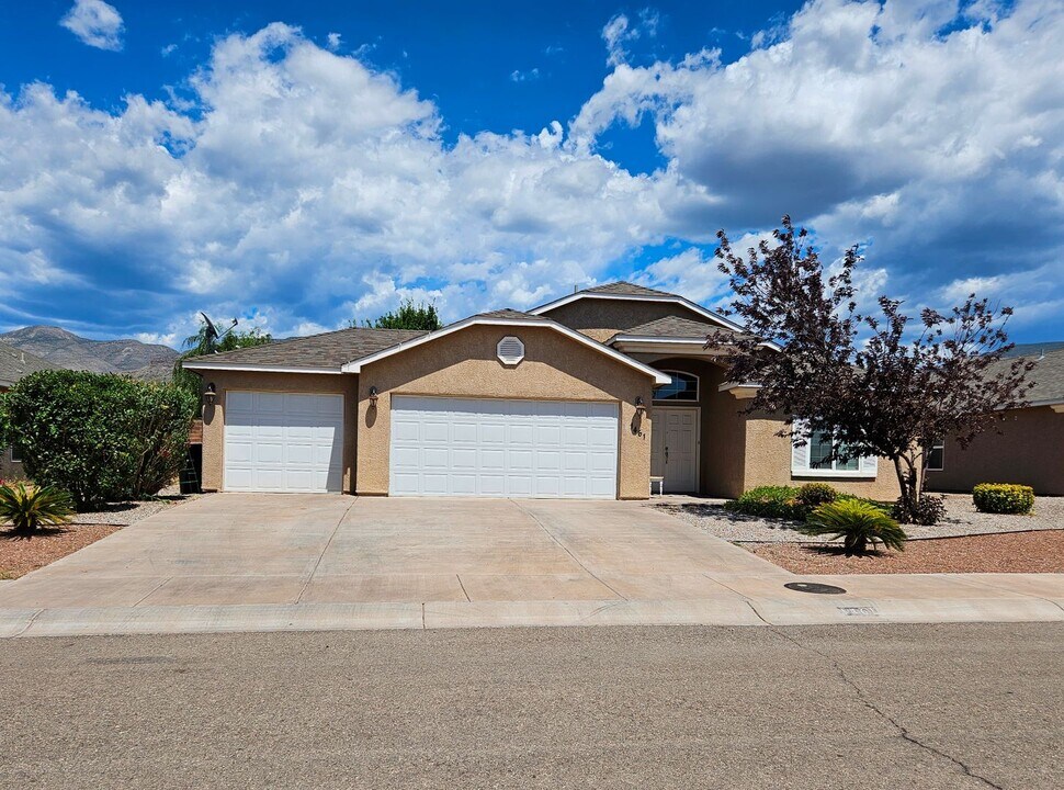 1461 Tierra Royas in Alamogordo, NM - Building Photo