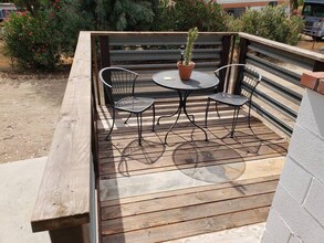 37711 E Benton Rd in Temecula, CA - Foto de edificio - Building Photo