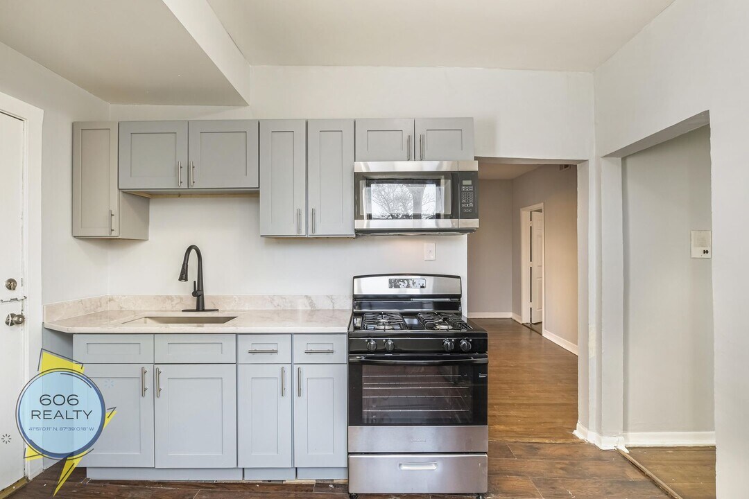 1020 E Hyde Park Blvd in Chicago, IL - Building Photo