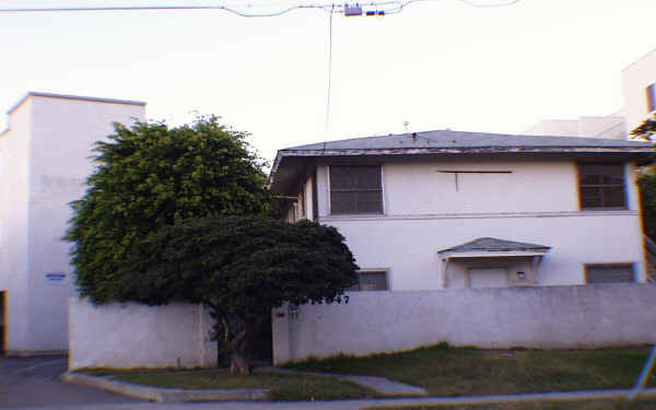 11047 Hesby St in North Hollywood, CA - Building Photo