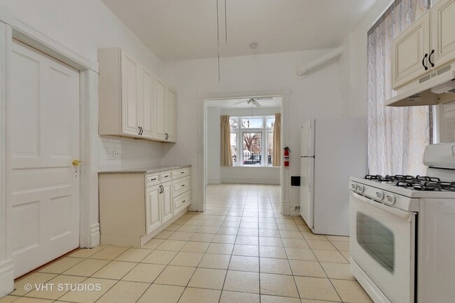 2354 S Albany Ave, Unit 3 F in Chicago, IL - Foto de edificio - Building Photo