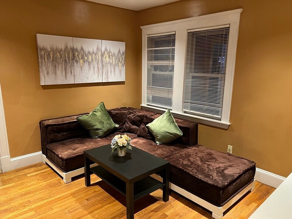 95 E Squantum St, Unit 1 in Quincy, MA - Foto de edificio