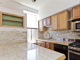 1368 W Evergreen Ave, Unit 2R in Chicago, IL - Building Photo