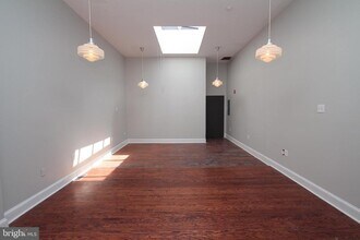 1527 South St, Unit UNIT 2R in Philadelphia, PA - Building Photo - Building Photo