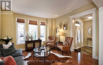 336 Turning Leaf Rd in Oakville, ON - Building Photo - Building Photo