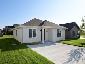 3076 Dawn Dr in Fremont, NE - Foto de edificio - Building Photo