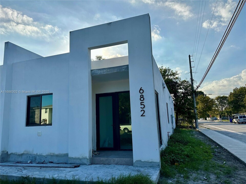 6852 NW 4th Ave in Miami, FL - Building Photo