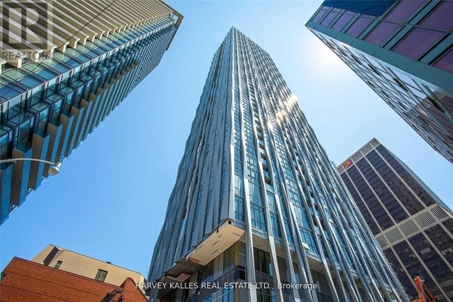 1 Yorkville Ave in Toronto, ON - Building Photo - Building Photo