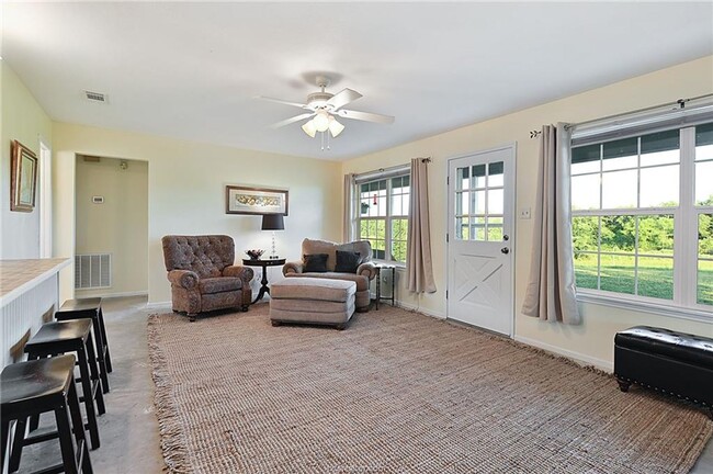 7 acres with 5 bed, 3 bath less than 25 minutes from town! in Bryan, TX - Building Photo - Building Photo