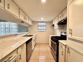 8610 Valley Meadow Dr in Houston, TX - Building Photo - Building Photo