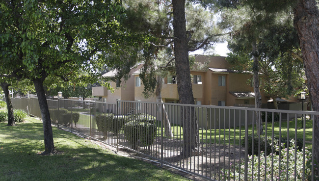 Spring Creek Apartment in Rialto, CA - Foto de edificio - Building Photo