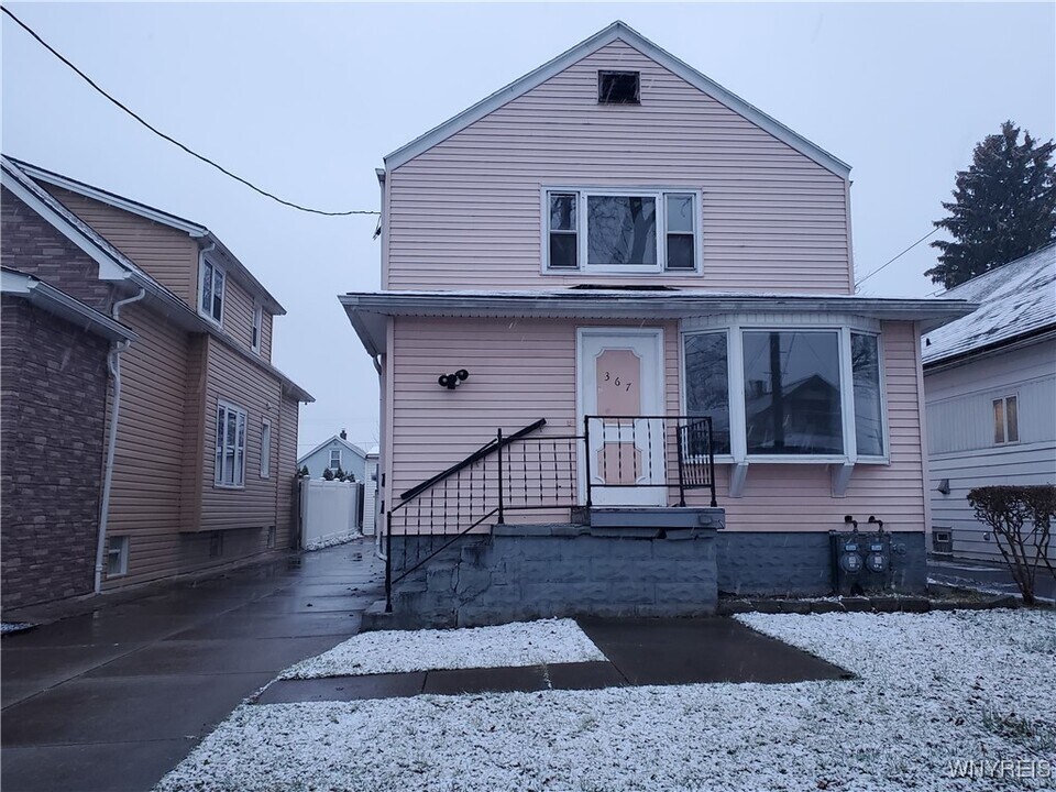 367 Warwick Ave in Buffalo, NY - Building Photo