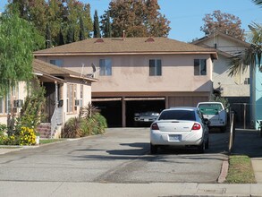 1104 S Atlantic Blvd in Alhambra, CA - Foto de edificio - Building Photo