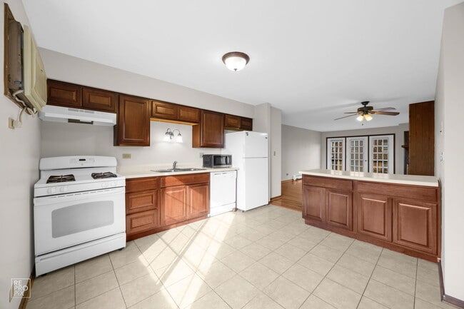 2300 Glen Pointe Dr in Glendale Heights, IL - Building Photo - Building Photo