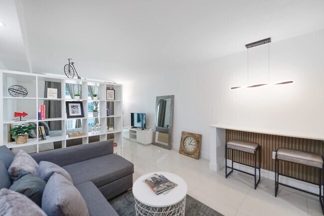 1 SE 12th St, Unit SI FL21-ID1022205P in Miami, FL - Foto de edificio - Building Photo