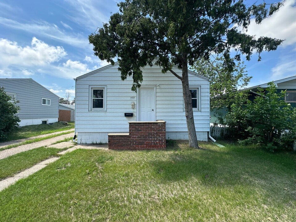 1102 6th St SW in Minot, ND - Building Photo