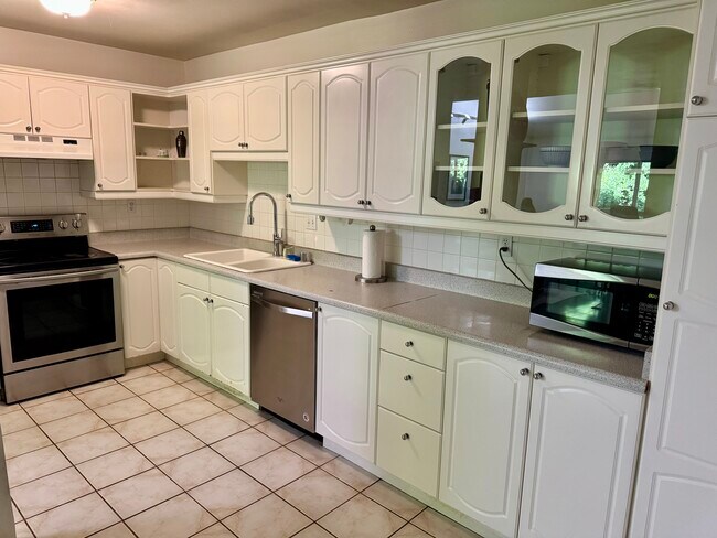 440 Veteran Ave, Unit 407 in Los Angeles, CA - Building Photo - Building Photo