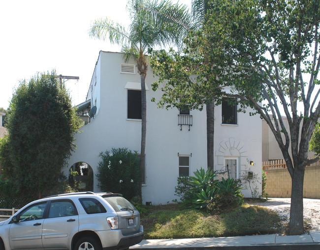 921 West Knoll Apartments in West Hollywood, CA - Building Photo - Building Photo