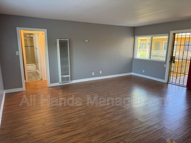 3025 E 5th St in Long Beach, CA - Building Photo