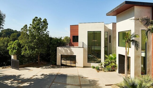 13331 Mulholland Dr in Beverly Hills, CA - Building Photo - Building Photo