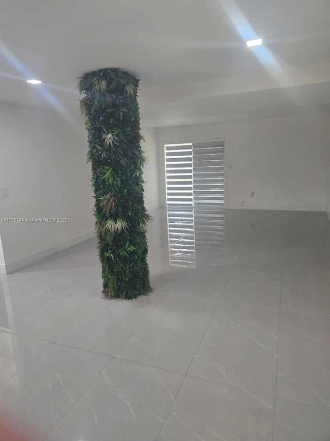 9373 Fontainebleau Blvd in Miami, FL - Building Photo - Building Photo