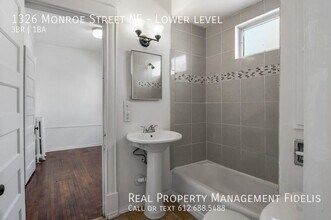 1326 Monroe St NE in Minneapolis, MN - Foto de edificio - Building Photo