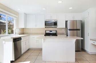 21804 Lake Vista Dr in Lake Forest, CA - Building Photo - Building Photo