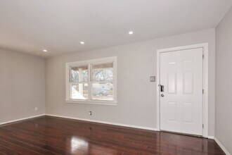 24 Florval Dr in Florissant, MO - Foto de edificio - Building Photo