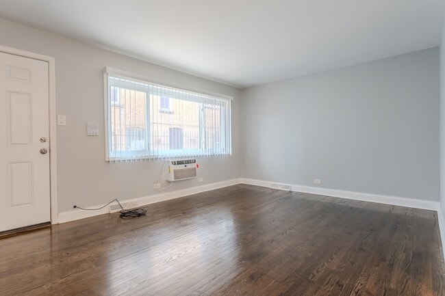 6947 S Jeffery Blvd in Chicago, IL - Foto de edificio - Building Photo