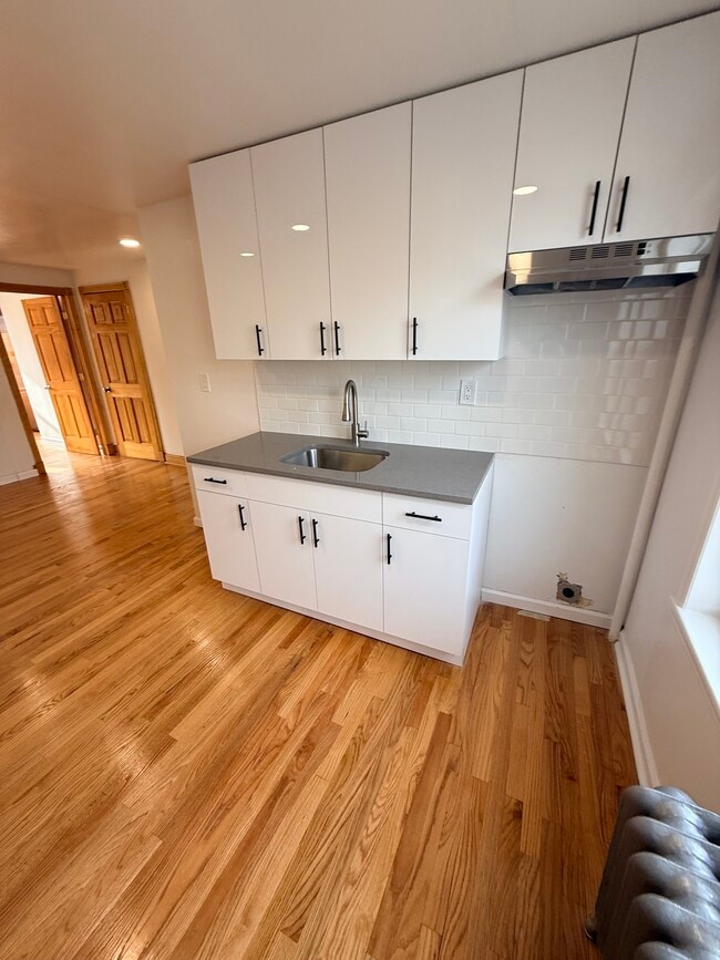 2068 33rd St, Unit 2 in Astoria, NY - Foto de edificio - Building Photo