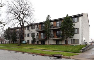 Silverwood Apartments in Cuyahoga Falls, OH - Building Photo