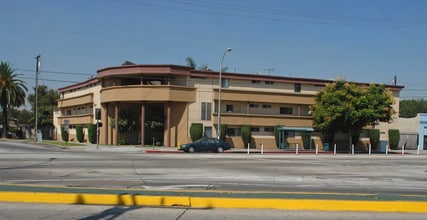 10355 Long Beach Blvd in Lynwood, CA - Foto de edificio - Building Photo
