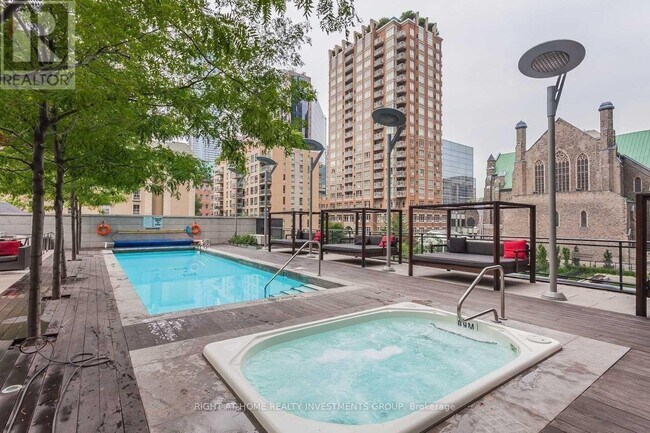 110 Charles St E in Toronto, ON - Building Photo - Building Photo