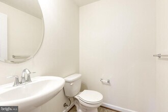 1308 Ray Ln in Glen Burnie, MD - Foto de edificio - Building Photo