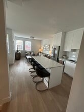 242 4th St W in North Vancouver, BC - Building Photo - Building Photo