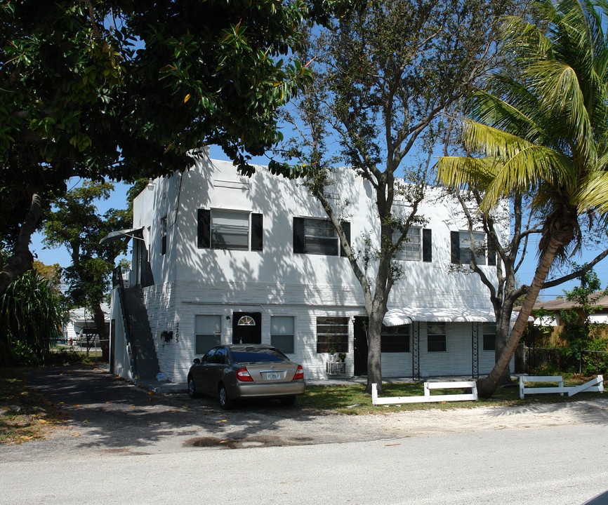 2205 Roosevelt St in Hollywood, FL - Building Photo