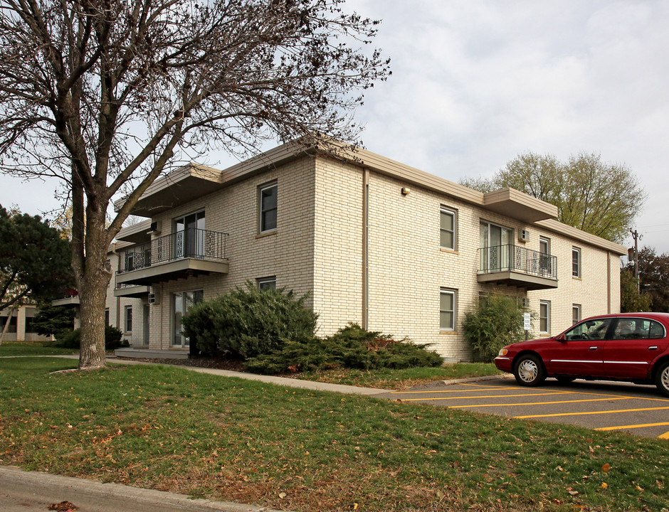 2906 Snelling Ave N in Roseville, MN - Building Photo