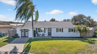425 Via Valencia Ct in Merritt Island, FL - Building Photo